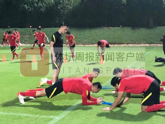 九游官网-国足多哈首练全员到位 两大伤员单练恢复李磊回归